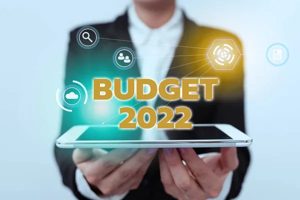 介绍2022年预算的文字标题。明年或今年统一持用触摸板女士显示未来主义虚拟界面的互联网收支估算. — 图库照片