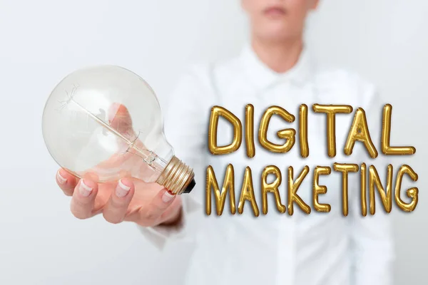 Teksten met digitale marketing. Concept betekent marktproducten of diensten met behulp van technologieën op Internet Lady in business outfit holding lamp presenteren van nieuwe technologie ideeën — Stockfoto