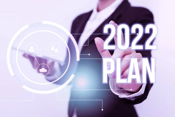 概念展示2022年计划。挑战"新年激励"目标的词- -从穿制服、拿起手机、敲击未来派表演开始. — 图库照片