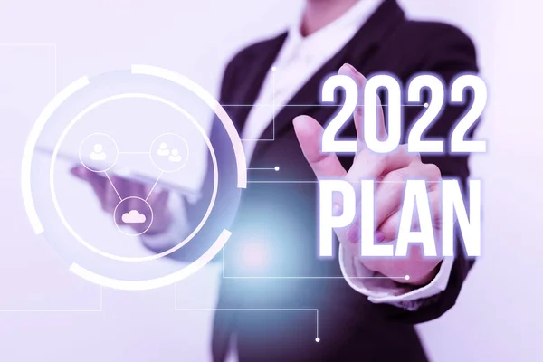 Visualización conceptual 2022 Plan. Palabra para desafiar las ideas Metas para la motivación de Año Nuevo para iniciar a la mujer en uniforme llevando teléfono y tocando la pantalla futurista. —  Fotos de Stock