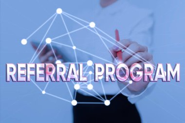 Referans Programını sunan metin başlığı. Üniformalı Kadın Bekleme Tableti Yazma Futuristik Teknolojileri Kurumları tarafından kullanılan iş görüşü iç işe alma yöntemi.