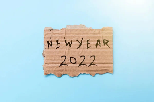 Kézírás szöveg Új év 2022. Internet Concept Üdvözlet Ünnepi Ünnepek Friss Kezdet Minden jót Egyszerű Házi készítésű Kézműves ötletek és minták Újrahasznosítás Használt anyagok — Stock Fotó