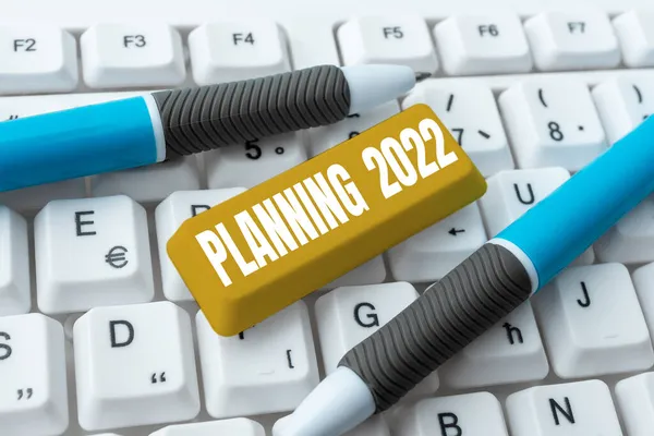 Inspiratie met bord Planning 2022. Internet Concept proces van het maken van plannen voor iets volgend jaar Abstract Typing License Agreement, Creating Online Reference Book — Stockfoto