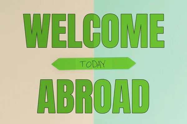 Título conceptual Welcome Abroad. Idea de negocio algo que usted dice cuando alguien se sube a la nave Dos objetos arreglados mirando hacia adentro hacia afuera sobre un fondo coloreado separado —  Fotos de Stock