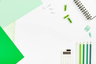 Çoklu Koleksiyon Ofisi Kırtasiyesi Fotoğraf Kalemlerle Not Defteri Cetvel Makas Kağıt Kıskaç Kağıt Tutacağı Tablo Üzerine Yerleştirilmiş