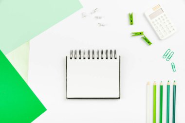 Çoklu Koleksiyon Ofisi Kırtasiyesi Fotoğraf Kalemlerle Not Defteri Cetvel Makas Kağıt Kıskaç Kağıt Tutacağı Tablo Üzerine Yerleştirilmiş