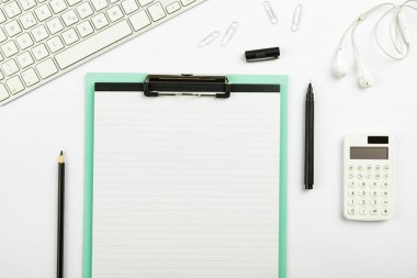 Çoklu Koleksiyon Ofisi Kırtasiyesi Fotoğraf Kalemlerle Not Defteri Cetvel Makas Kağıt Kıskaç Kağıt Tutacağı Tablo Üzerine Yerleştirilmiş