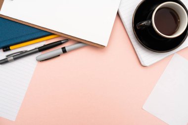 Ofis malzemeleri klavye, bardaklar ve uzaktan çalışma için kahve fincanı, sıcak içecek ve gözlüklerle çalışmak için çeşitli okul gereçleri..