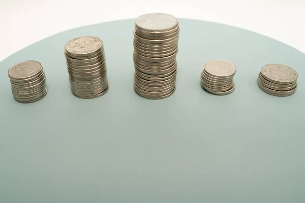 Coins Pile Over The Table che presenta i piani finanziari. Piani ipotecari per la casa e l'ufficio utilizzando il denaro. — Foto Stock