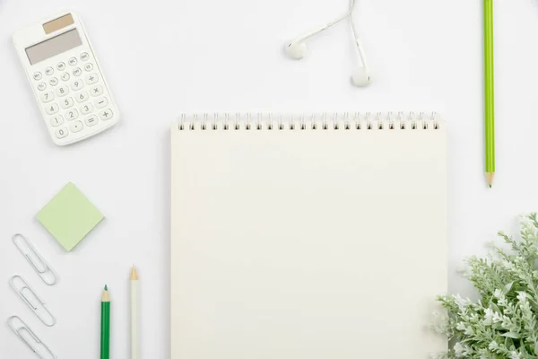 Mehrfach sortierte Sammlung Büro Schreibwaren Foto mit Stiften Notizblöcke Notizbuch Lineal Heftklammer Schere Clipper Büroklammerhalter Klemmbrett über Tisch gelegt — Stockfoto