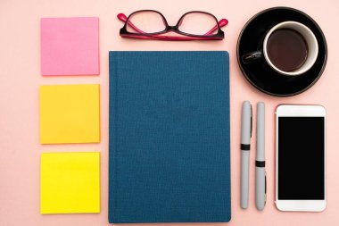 Ofis malzemeleri klavye, bardaklar ve uzaktan çalışma için kahve fincanı, sıcak içecek ve gözlüklerle çalışmak için çeşitli okul gereçleri..