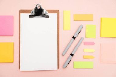 Çoklu Koleksiyon Ofisi Kırtasiyesi Fotoğraf Kalemlerle Not Defteri Cetvel Makas Kağıt Kıskaç Kağıt Tutacağı Tablo Üzerine Yerleştirilmiş