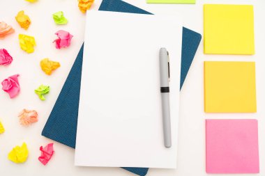 Çoklu Koleksiyon Ofisi Kırtasiyesi Fotoğraf Kalemlerle Not Defteri Cetvel Makas Kağıt Kıskaç Kağıt Tutacağı Tablo Üzerine Yerleştirilmiş