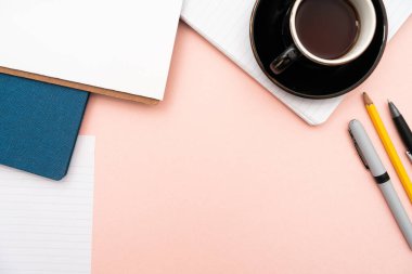 Ofis malzemeleri klavye, bardaklar ve uzaktan çalışma için kahve fincanı, sıcak içecek ve gözlüklerle çalışmak için çeşitli okul gereçleri..