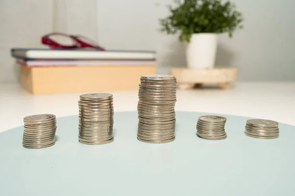 Coins Pile Over The Table che presenta i piani finanziari. Piani ipotecari per la casa e l'ufficio utilizzando il denaro. — Foto Stock