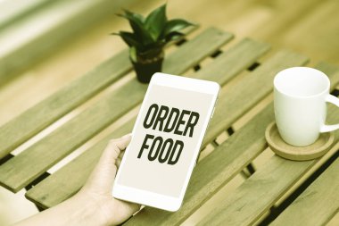 Sipariş Yemeği sunan metin başlığı. İş yaklaşımı, insanları bir araya getiren ses ve video arama becerilerinde tercih edilen bir yemek talep etme süreci