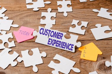 Kavramsal Müşteri Deneyimi. Organizasyon ve alıcı arasındaki etkileşimin iş fikri ürünü Eksik Parçayla Bitmemiş Bir Beyaz Yapboz Deseni Bulmacası