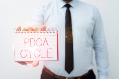 Pdca döngüsünü sunan metin başlığı. Yeni Planlar ve Planlama Sürecini Sunan Süreç ve ürünleri kontrol etmek ve geliştirmek için kullanım üzerine yazılmış sözcük