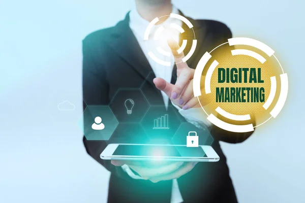 Υπογραφή εμφάνισης Digital Marketing. Business showcase market προϊόντα ή υπηρεσίες που χρησιμοποιούν τεχνολογίες στο Internet Woman In Uniform Holding Κινητό Τηλέφωνο Εμφανίζονται Φουτουριστικές Εικονικές Εικόνες — Φωτογραφία Αρχείου