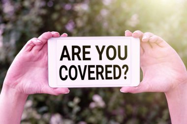 Kapalı Soruyu Gösterme İşareti. İş konsepti, insanları bir araya getiren iş mi yoksa hayat sigortası mı var diye soruyor.