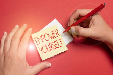 El yazısı: Kendini Güçlendir. Kavram demek, hayatımızın kontrolünü ele geçirmek hedefler belirlemek ve seçimler yapmak Yaratıcı Tasarımlar çizmek Önemli Notlar alıp Yeni Fikirler Planlamak demek.