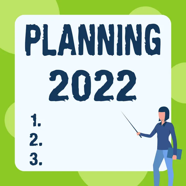 显示2022年规划的文字签名明年制定计划的业务概述女士手持笔记本站在白板上指指点点的过程. — 图库照片