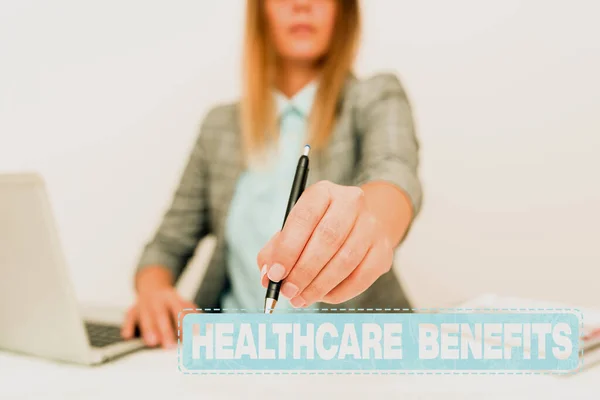 手写符号"医疗保健福利" 。为雇员家属提供的每月公平市价概念介绍、解释及业务政策 — 图库照片