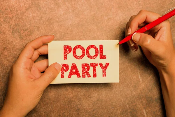 Почерк текста Pool Party. Концептуальное фото празднование, которое включает в себя активистов в бассейне Записывая важные заметки Рисование нового дизайна Композиционные идеи — стоковое фото