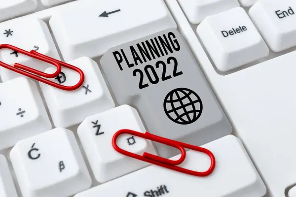 Señal de texto que muestra la planificación 2022. Proceso de escaparate de negocios de hacer planes para algo el próximo año. Programador abstracto. Escribiendo códigos antivirus, Retyping códigos de depuración. —  Fotos de Stock