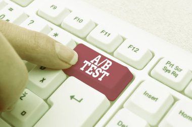 Mesaj işareti A ya da B testini gösteriyor. Tüketicileri belirlemek için test üzerine yazılmış sözcük, Yeni Sözcük İşleme Programı oluşturma, Karmaşık Programlama Kodlarını Düzeltme arasında beceriyi tercih eder