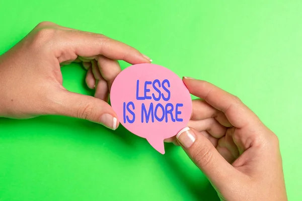 Testo che mostra ispirazione Less Is More. Concetto significato utilizzato per esprimere un approccio minimalista è più efficace. Problemi e soluzioni di brainstorming porre domande pertinenti — Foto Stock