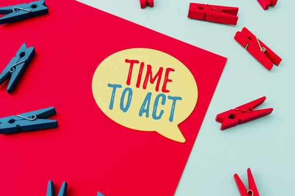 Εννοιολογική απεικόνιση Ώρα για δράση. Έννοια σημαίνει τη σωστή στιγμή για να αρχίσετε να εργάζεστε ή να κάνετε πράγματα αμέσως Γράφοντας Σημαντικές Σημειώσεις Εμφάνιση Μηνυμάτων και αντικειμένων — Φωτογραφία Αρχείου