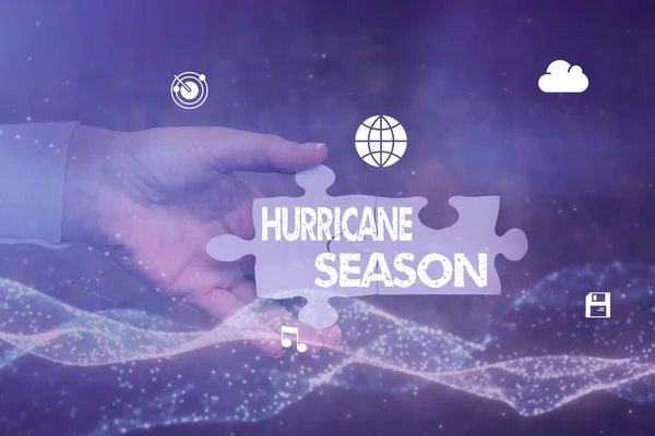 Концептуальное отображение сезона ураганов. Обзор бизнеса время, когда большинство тропических циклонов, как ожидается, развивать ручной холдинг головоломки кусок разблокировки новых футуристических технологий. — стоковое фото