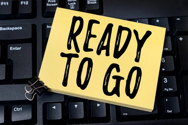 Metin başlığı gitmeye hazır. Taşınmaya ya da başka bir yere taşınmaya hazır ve uygun bir kavram. Çoklu Koleksiyon Ofisi Kırtasiyesi Fotoğrafı Tablo Üzerine Yerleştirildi