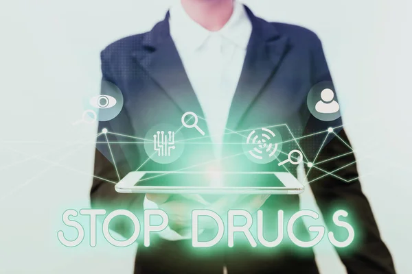 Legenda conceitual Stop Drugs. Abordagem empresarial põe fim à dependência de substâncias como heroína ou cocaína Mulher de terno em pé usando dispositivo que mostra nova tecnologia virtual futurista. — Fotografia de Stock