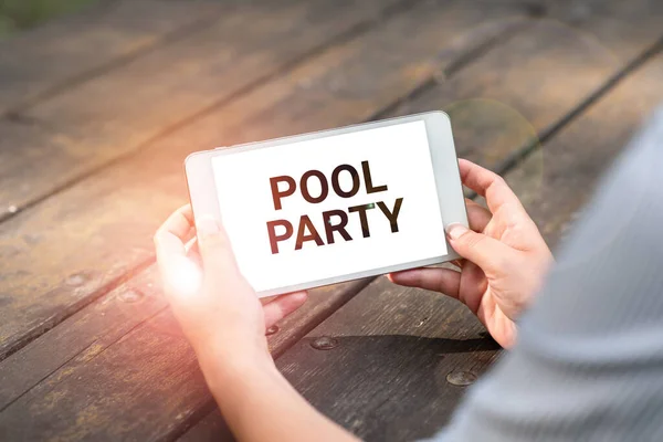 Texto mostrando inspiração Pool Party. Palavra Escrita sobre celebração que inclui atividades em uma piscina Voz e vídeo chamadas Capacidades Conectando as pessoas juntas — Fotografia de Stock