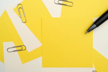 Çoklu Koleksiyon Ofisi Kırtasiyesi Fotoğraf Kalemlerle Not Defteri Cetvel Makas Kağıt Kıskaç Kağıt Tutacağı Tablo Üzerine Yerleştirilmiş