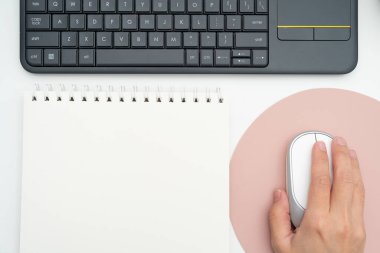 Ofis malzemeleri klavye, bardaklar ve uzaktan çalışma için kahve fincanı, sıcak içecek ve gözlüklerle çalışmak için çeşitli okul gereçleri..