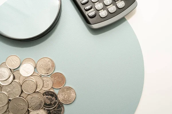 Coins Pile Over The Table che presenta i piani finanziari. Piani ipotecari per la casa e l'ufficio utilizzando il denaro. — Foto Stock