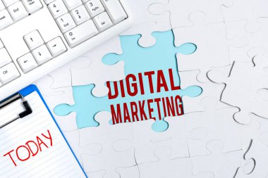 Kavramsal başlık Dijital Pazarlama. İş dünyası pazar ürünleri veya hizmetleri Internet İnşaat Teknolojileri kullanarak Bitmemiş Bir Beyaz Yapboz Deseni Kayıp Son Parça Bulmacası