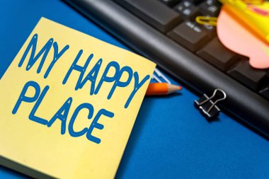 Mutlu Yerimi Kavramsal Gösteriş. Güzel bir şey oldu ya da hayattan memnunlar. Çeşitli Koleksiyon Ofisi Kırtasiyesi Fotoğrafı Masanın Üzerinde