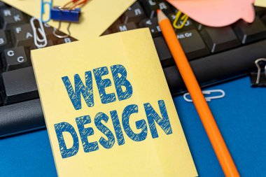 Kavramsal başlık Web Tasarımı. Web sitesi geliştirme fikri. Web sitesi oluşturma süreci ve tasarımı. Çeşitli Koleksiyon Ofisi Kırtasiyesi Fotoğrafı Tablo Üzerine Yerleştirildi