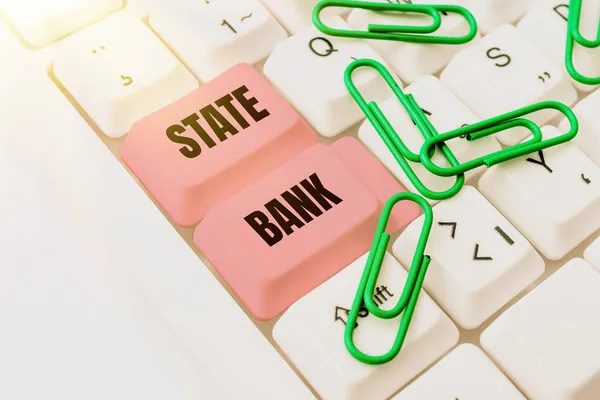 Schrijven met tekst State Bank. Business idee over het algemeen een financiële instelling die is gecharterd door een staat. Het creëren van Nieuwe Programmering Gids, Typing Program Source Codes — Stockfoto