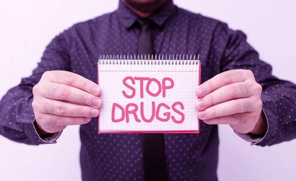 文字标题介绍停止毒品。商业概念结束了对海洛因或可卡因等物质的依赖，提出了新的计划和想法演示规划过程 — 图库照片