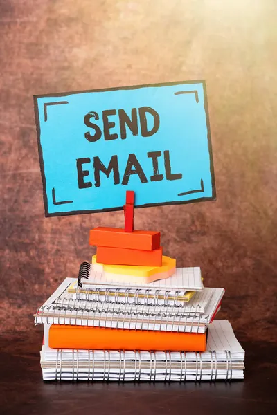 이메일을 보내는 모습을 보여 주는 문자 표지판. 비즈니스 개념은 컴퓨터를 사용하여 인터넷을 통해 메시지를 보낼 수있는 시스템이다. — 스톡 사진