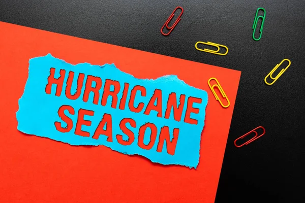 Texte manuscrit Hurricane Season. Vue d'ensemble des activités temps où la plupart des cyclones tropicaux devraient se développer Penser à de nouvelles idées lumineuses Renouveler la créativité et l'inspiration — Photo