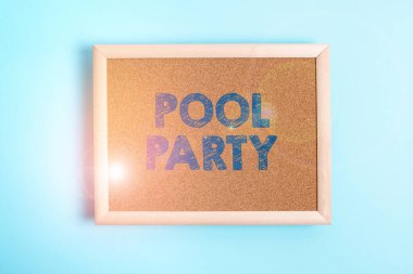 Metin başlığı Havuz Partisini sunar. Yüzme havuzunda faaliyet gösteren etkinleri içeren iş dünyası kutlaması. Yüzeyde Çok Renkli Dikdörtgen Kutular