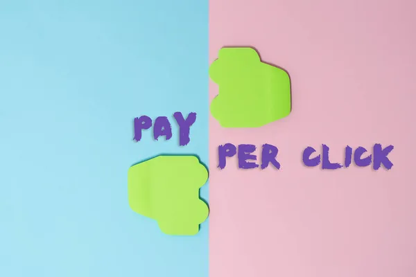 Inspiration montrant le signe Payer par clic. Business showcase internet marketing dans lequel le paiement est basé sur des clics Deux objets disposés face à l'intérieur vers l'extérieur sur un fond coloré séparé — Photo