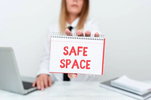 Texte manuscrit Safe Space. Internet Concept un endroit ou une pièce où vous êtes protégé contre les dangers ou les préjudices Stagiaire Commencer un nouveau poste de travail, Étudiant Présenter un rapport Études — Photo