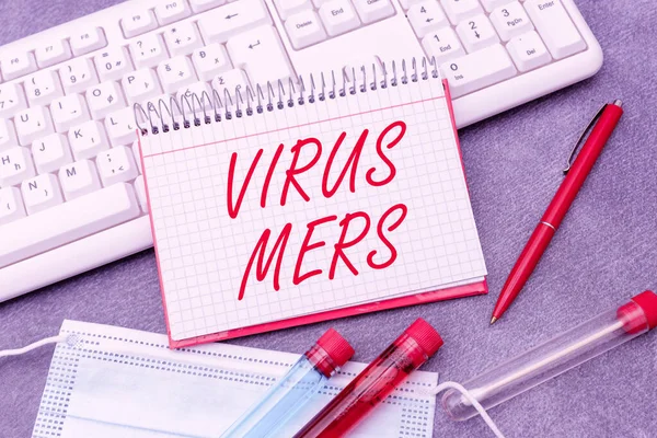 Szöveges felirat bemutatja Virus Mers-t. Üzleti megközelítés vírusos légzőszervi megbetegedések, amelyek először Szaúd-Arábiában jelentettek gépelési orvosi feljegyzéseket Tudományos tanulmányok és kezelési tervek — Stock Fotó